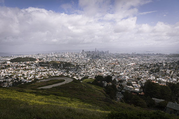 从双峰俯瞰旧金山天际线的照片图片下载
