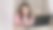 一位女性专注于她的任务，在宁静的极简环境中结合数字和手写工作。这张照片展示了传统与现代工作风格之间的平衡。图片下载
