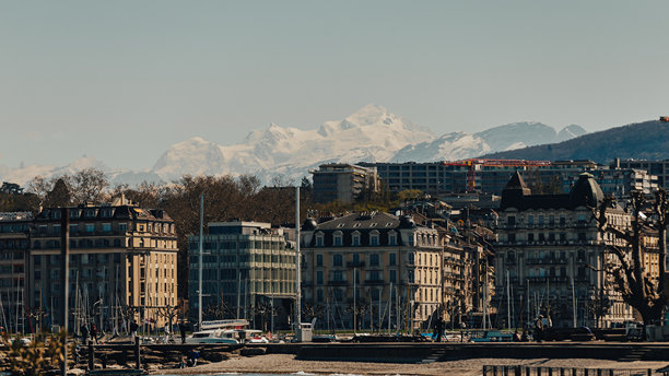 瑞士日内瓦的照片。阿尔卑斯山和城市。蒙特布朗的全景图。图片下载