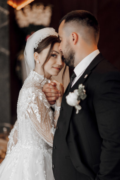 新郎新娘在婚礼照片中相拥而立图片下载