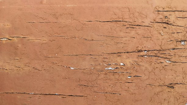 老旧的木质背景板，户外照片。木材上有磨损的棕色油漆。带有剥落的红棕色油漆的老化木材表面，适合用作背景纹理。图片下载