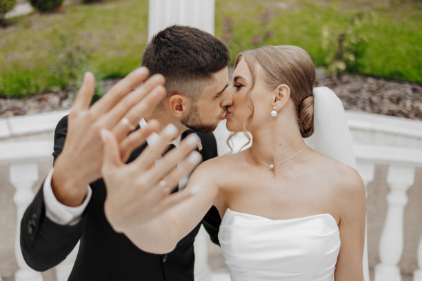 新郎新娘在婚礼照片中亲吻彼此的手图片下载