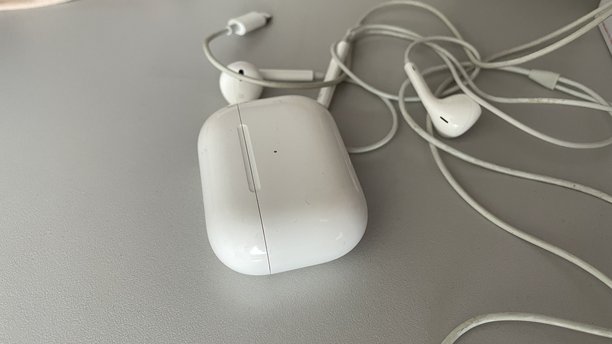 桌子上的无线电脑耳机，库存照片图片下载