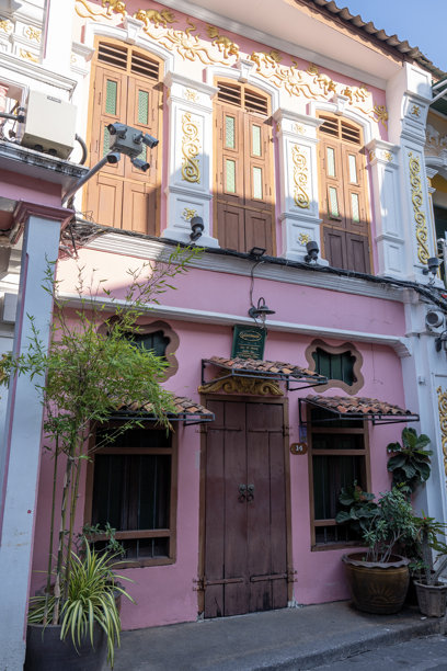 泰国普吉岛老城区的葡萄牙风格建筑色彩斑斓。具有历史意义的中葡建筑。竖版图片图片下载