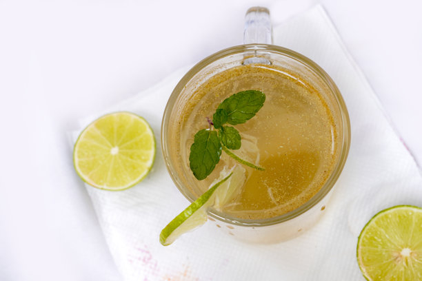 横幅。夏天的精髓。青柠片和薄荷叶为水杯增添清凉和美味的风味。纹理照片。抽象壁纸。营养、健康、排毒、清新的概念。图片下载