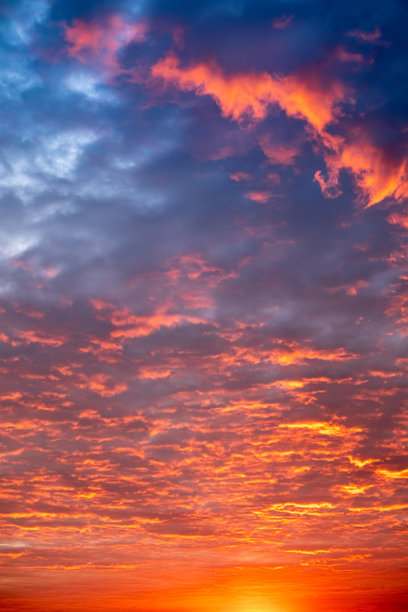 美丽奢华的柔和渐变橙金色云彩和阳光映衬在蓝天上，完美适合作为背景，拍摄于黄昏时分，清晨，超大尺寸，高分辨率风景照片图片下载