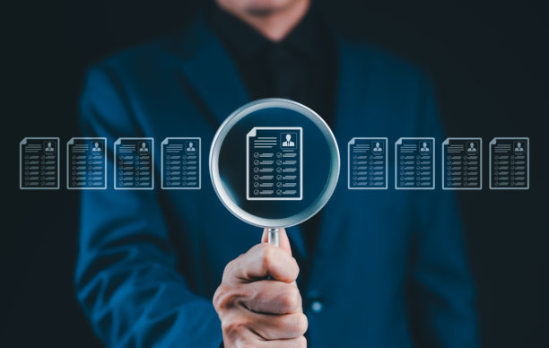 简历筛选与候选人评估概念。商人手持放大镜查看简历图标，招聘，候选人筛选，人力资源，员工评估，HR文档分析。图片下载