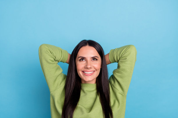 俯视照片中，快乐可爱的女孩在周末放松，仰望蓝色背景上的黑色星期五促销。图片下载