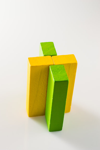 照片展示了形状像几何图形的儿童木块。图片下载