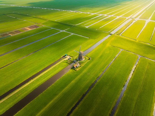风车的鸟瞰图。荷兰的无人机拍摄的风景。用于农业的水道。田野和草地。空中风景。适合用作壁纸、明信片或背景的照片。图片下载