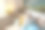 从上方拍摄的生病男子躺在床上使用手机的照片。留白空间。图片下载