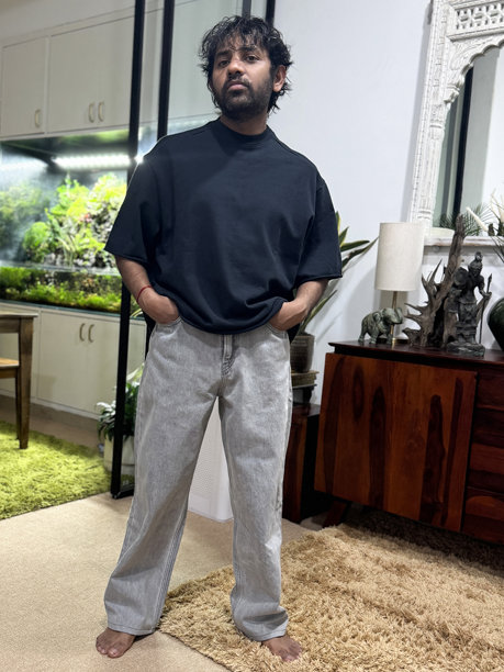 自信的印度亚裔男性穿着灰色牛仔裤和黑色T恤自拍 / 留胡子的模特摆姿势拍个人资料照片图片下载