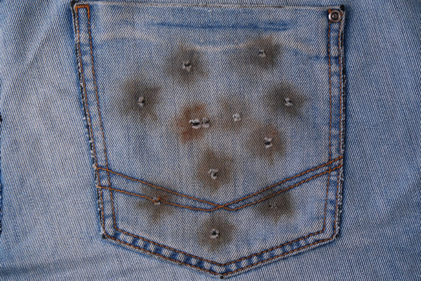 牛仔裤上的枪伤、子弹孔和火药燃烧的痕迹图片下载