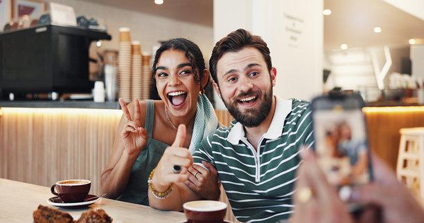 摄影，快乐的情侣在咖啡馆约会，分享回忆、建立联系或社交媒体帖子。手机，兴奋的男人与女人在咖啡店享用早餐，作为早晨的个人资料照片。图片下载