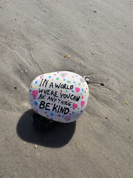 在一个你可以成为任何人的世界里，要善良，善良的石头在沙滩上，竖版照片图片下载