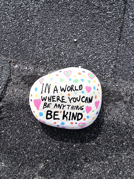 在一个你可以成为任何人的世界里，要善良。善良的石头，屋顶瓦片，竖版照片。图片下载