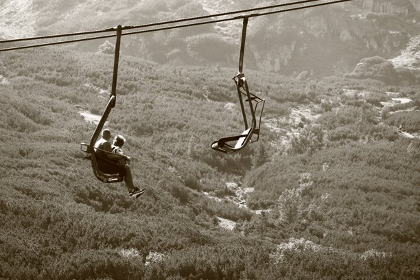 滑雪缆车穿越美丽的山景，黑白照片图片下载