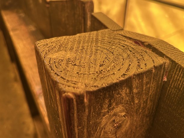 在黄色帐篷下拍摄的近距离木制涂漆柱子照片图片下载