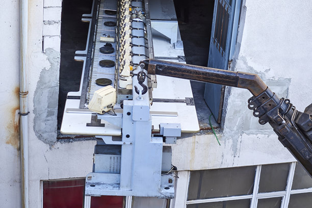 起重机吊起工业生产机器的库存照片图片下载