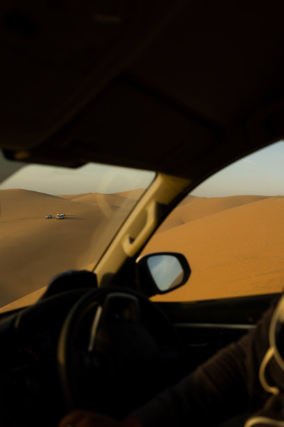 游客从汽车的视角探索沙漠中的越野车图片下载