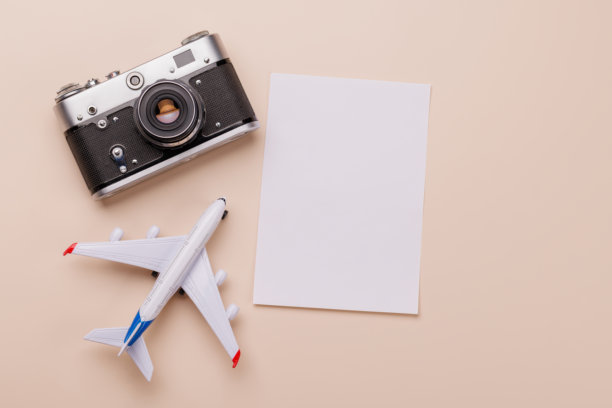 旅行主题的平铺布局，包含空白照片卡、相机和玩具飞机图片下载