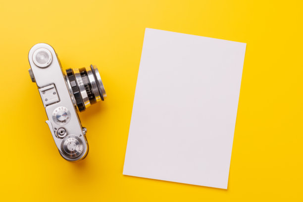 旅行主题的平铺布局，包含空白照片卡和相机图片下载