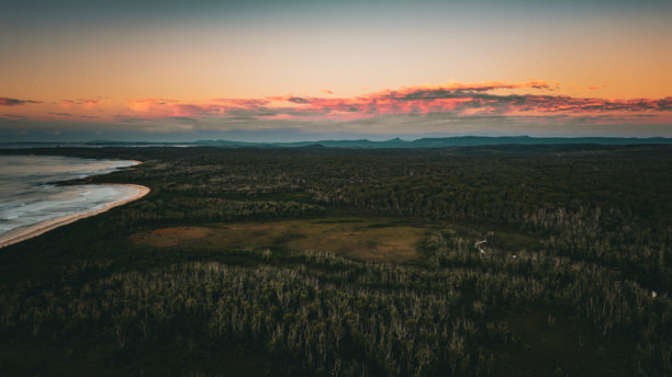 令人惊叹的无人机航拍照片，展示了澳大利亚新南威尔士州杰维斯湾的贝拉拉。原始海滩、海洋景观和郁郁葱葱的沿海森林。图片下载