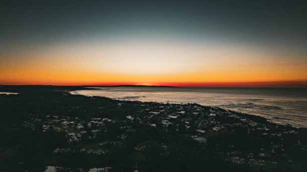 令人惊叹的无人机航拍照片：澳大利亚新南威尔士州杰维斯湾的贝拉拉。原始海滩、海洋景观和郁郁葱葱的沿海森林。图片下载