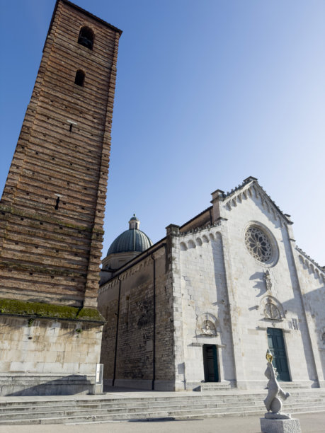 皮特拉桑塔圣马丁大教堂的纪录片照片：哥特式外立面和钟楼图片下载