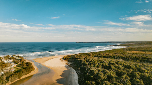令人惊叹的无人机航拍照片：澳大利亚新南威尔士州杰维斯湾的贝拉拉。原始海滩、海洋景观和郁郁葱葱的沿海森林。图片下载