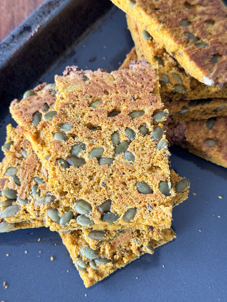 自制南瓜籽和胡萝卜面包片的图片 / 富含蛋白质的健康饮食食品，健康烘焙，均衡饮食，营养小吃图片下载