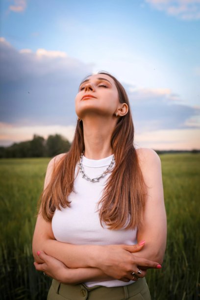 美丽的女孩在田野中。春夏季节的照片。夏季风格，衣服的色调与环境的颜色相匹配。图片下载
