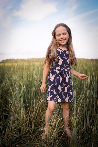 一个孩子在田野上奔跑。春夏季节的照片。快乐的童年，幸福与欢笑。照片的概念 - 母亲节，儿童节。图片下载