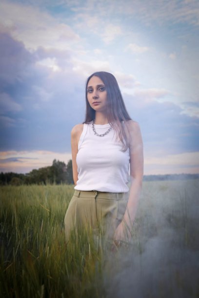 美丽的女孩在田野中。春夏季节的照片。夏季风格，衣服的色调与环境的颜色相匹配。图片下载