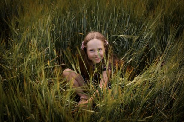 一个孩子在田野上奔跑。春夏季节的照片。快乐的童年，幸福与欢笑。照片的概念 - 母亲节，儿童节。图片下载