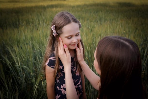 母女在美丽的田野中玩得开心。春夏摄影。快乐的童年，幸福与欢笑。母爱的关怀。照片的主题是母亲节和儿童节。图片下载