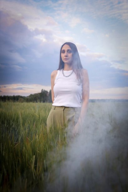 美丽的女孩在田野中。春夏季节的照片。夏季风格，衣服的色调与环境的颜色相匹配。图片下载