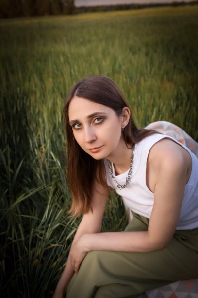 美丽的女孩在田野中。春夏季节的照片。夏季风格，衣服的色调与环境的颜色相匹配。图片下载