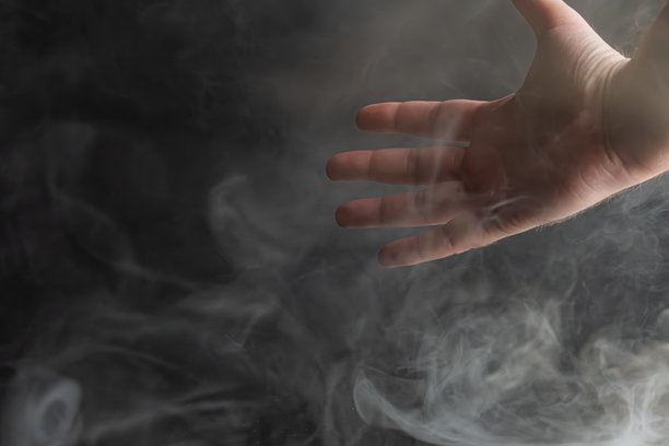 一张库存照片展示了模糊的手上升起的蒸汽，暗示着温暖、放松、舒适的食物或水疗护理。图片下载