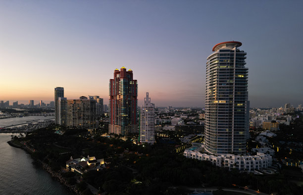 迈阿密，佛罗里达州的豪华摩天大楼。黄昏日落时的城市天际线。空中城市景观。迈阿密南海滩的夜景。夜间摩天大楼城市景观的空中视角。夜间城市的空中视图。灯光璀璨。图片下载