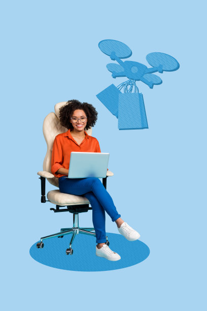 快乐女孩坐在椅子上，手持笔记本电脑，操控无人机送货，旁边放着购物袋和商品的海报照片竖版拼贴。图片下载