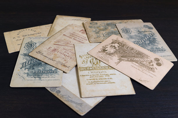 几张复古照片的背面在深色背景上图片下载