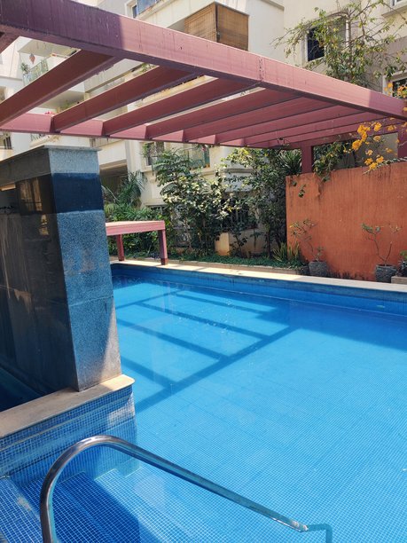 家居外观。私人游泳池 - 高清库存照片图片下载