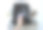 女人的手在清洁疯狂马皮背包。白色背景。照片。护理皮革制品。图片下载