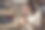 年轻美丽的女侍酒师在酒窖中品尝红酒，特写照片。酒精饮料品鉴。酿酒学校，侍酒师认证。图片下载