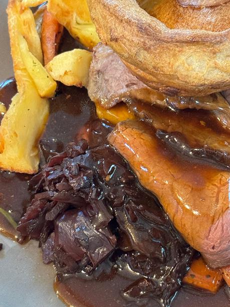 周日烤牛肉晚餐的图片，紫甘蓝，约克郡布丁，肉汁，胡萝卜，蔬菜 / 丰盛的传统午餐盘，经典英式美食图片下载