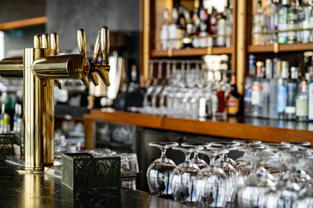酒吧柜台上的啤酒龙头景观。图片下载