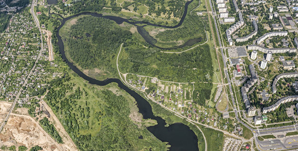 阳光明媚的夏日郊区住宅区。航拍全景图。无人机照片。图片下载