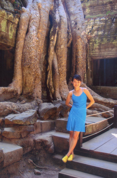 中国女性参观柬埔寨吴哥窟的旧照片图片下载