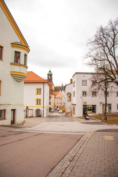 德国艾希施塔特的街景，行人、建筑和一家花店。照片拍摄于2025年2月27日。图片下载
